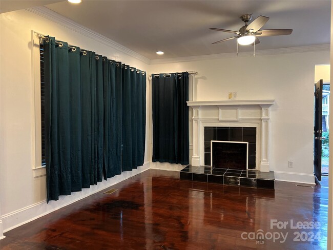 Building Photo - 424 Woodvale Pl