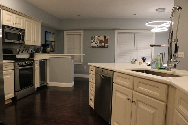 Building Photo - Luxury Adams Shore Townhouse | 3 Beds, 3 Baths, Garage, Central AC – $3,500