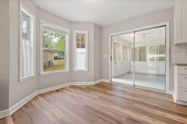 Foto del edificio - Charming Raleigh Home at End of Cul-de-Sac with Sunroom