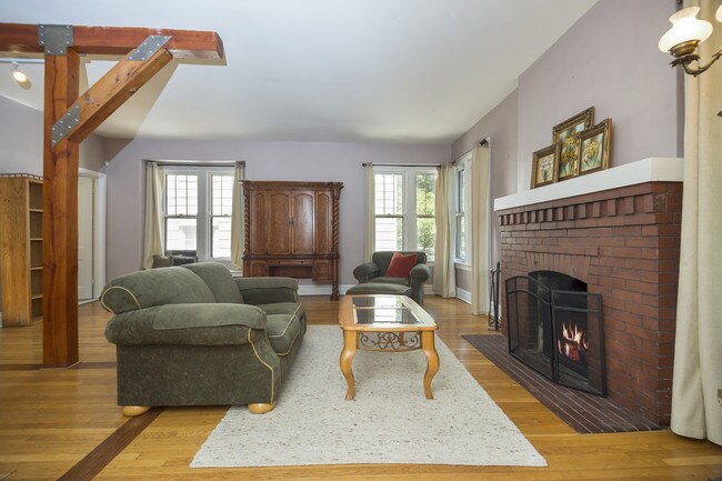 Building Photo - 822 Forest Ave