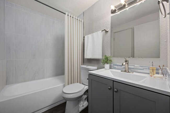 Foto del edificio - Oasis at Belmont - Beautiful Renovated Apa...
