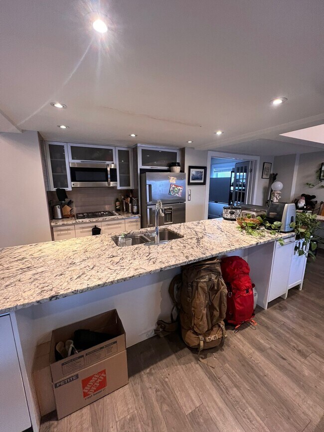 Building Photo - 466 Nelson St