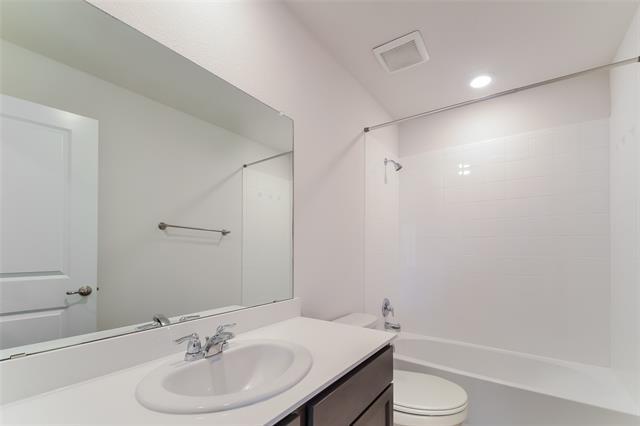 Building Photo - 824 English Dr