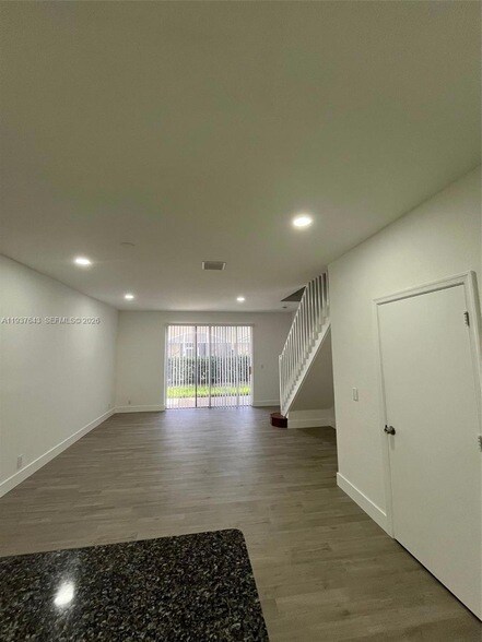 Foto del edificio - 2216 Ensenada Terrace