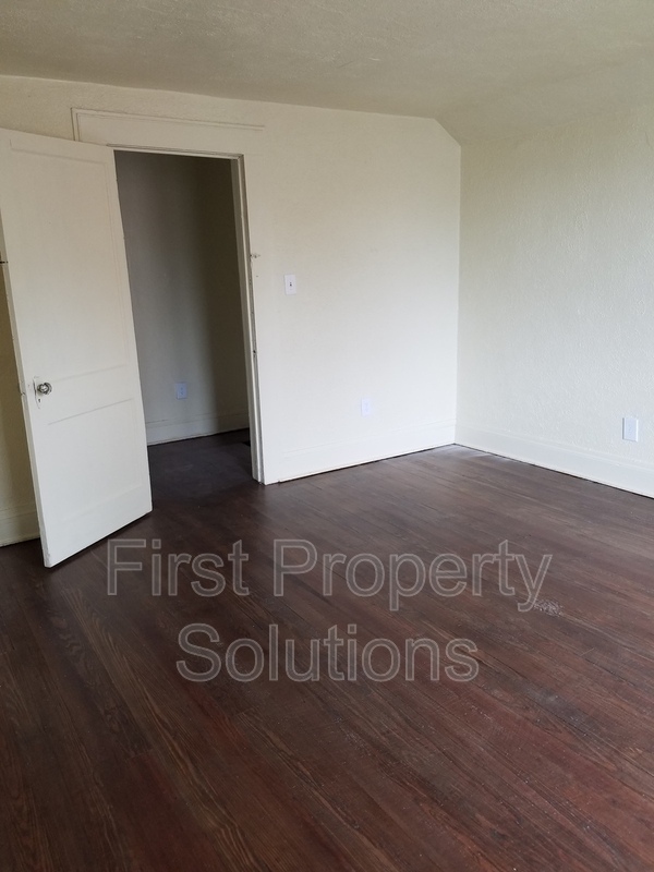 Building Photo - 815 S Oakwood Ave