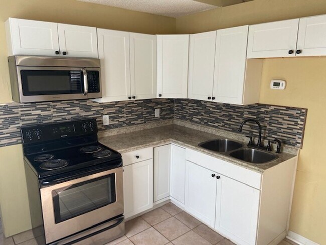 Building Photo - 3 Bed/2 Bath