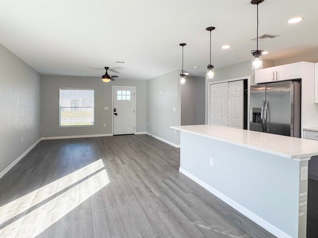 Building Photo - 6827 San Bruno Dr