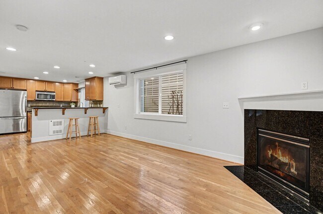 Building Photo - Move in ready refreshed 3 bed 2.5 bath town home