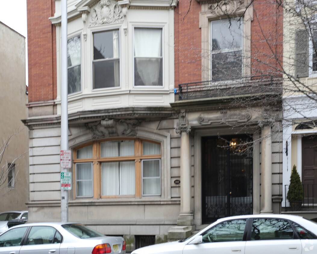 Building Photo - 330 State St