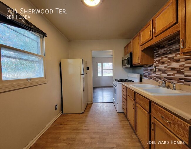 Building Photo - 2 Bedroom House With A Detached Garage