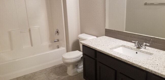 Foto del edificio - Immaculate 3 Bedroom/3 Bath Townhome Near Powers Corridor!