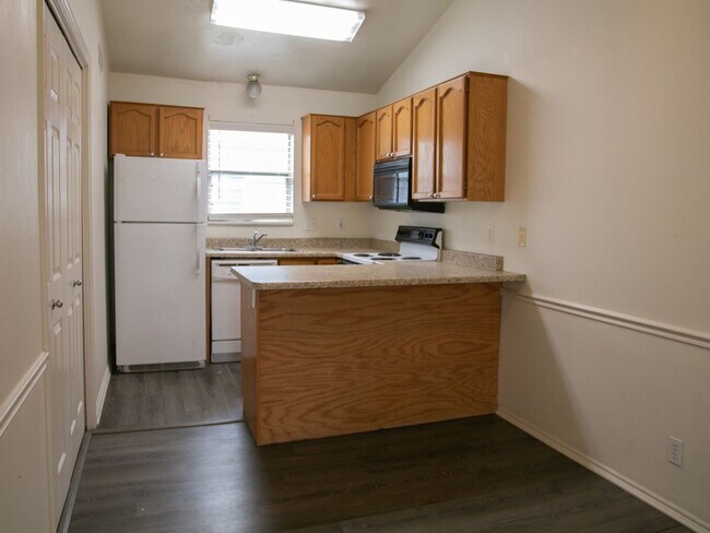Foto del edificio - Get October Rent Free! Charming 2-Bedroom ...