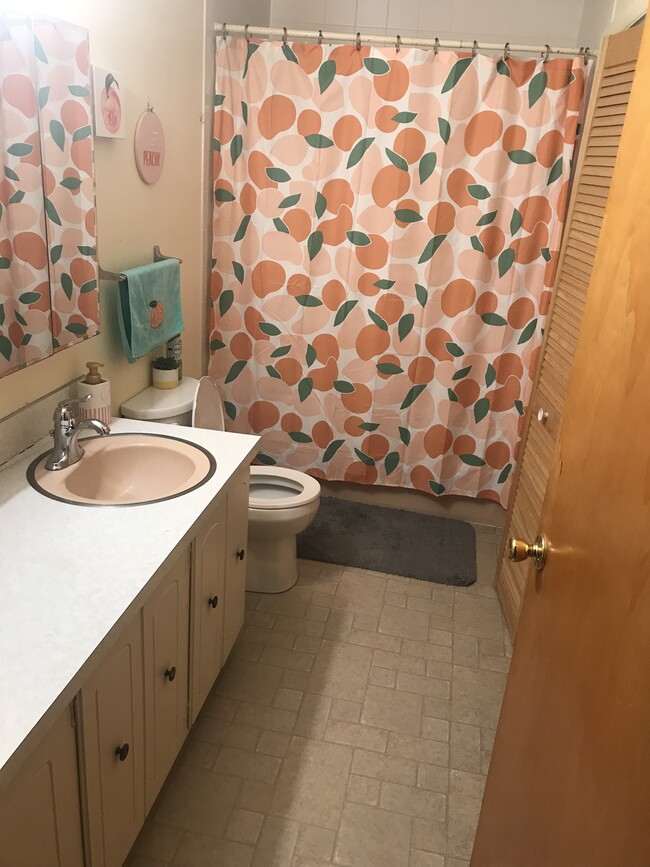 Bathroom with tub/shower - 212 Court Ruelle