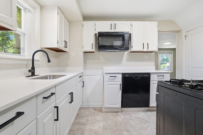 Building Photo - 624 Elm Dr