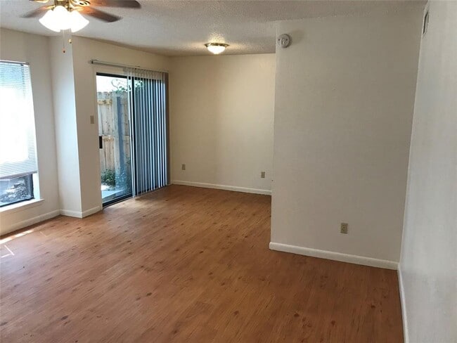 Foto del edificio - 8502 Lyndon Ln
