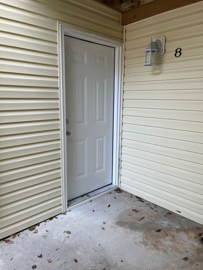 Building Photo - Updated two bedroom condo in Hampstead!
