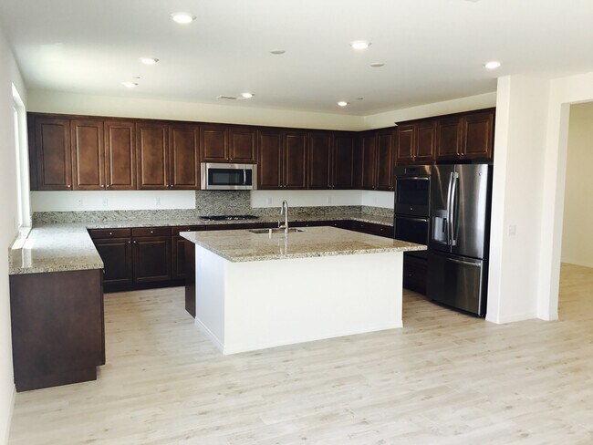 Foto del edificio - Upgraded Brand new 5 bed home in RiverBend community with spectacular view, Eastvale schools