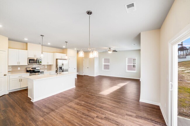 Foto del edificio - Beautiful 4BR Home with Bonus 3rd-Floor Retreat—Prime Charlotte Location!