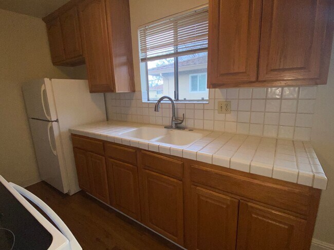 Foto del edificio - Upstairs, Spacious 2 Bedroom 1 Bath Condo ...