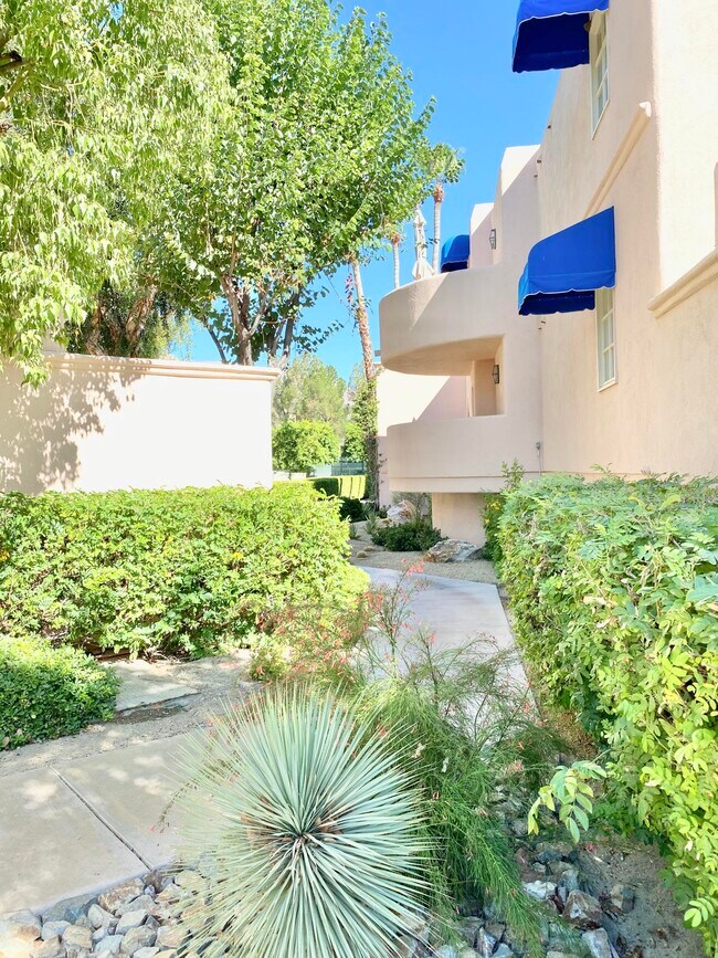 Building Photo - 500 E Amado Rd