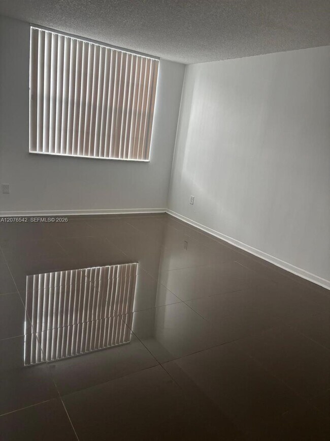 Foto del edificio - 486 NW 165th St