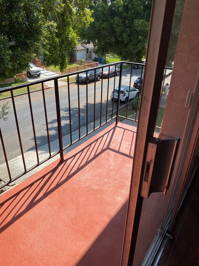 Balcony - 3505 S Bentley Ave
