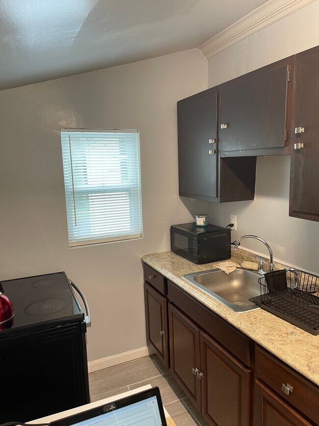 Foto del edificio - Spacious 1 Bedroom & den, 1 bath in Brandy...