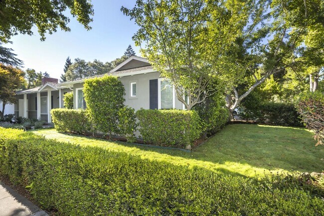 Building Photo - Wonderfully Updated 3 Bed, 2 Bath Home in ...