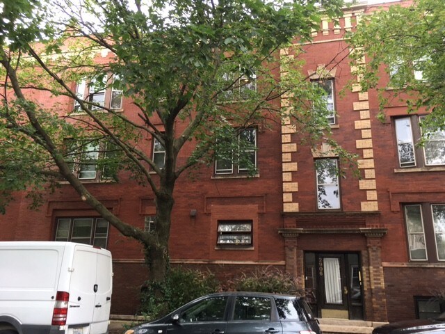 Building Photo - 2906 N Greenview Ave