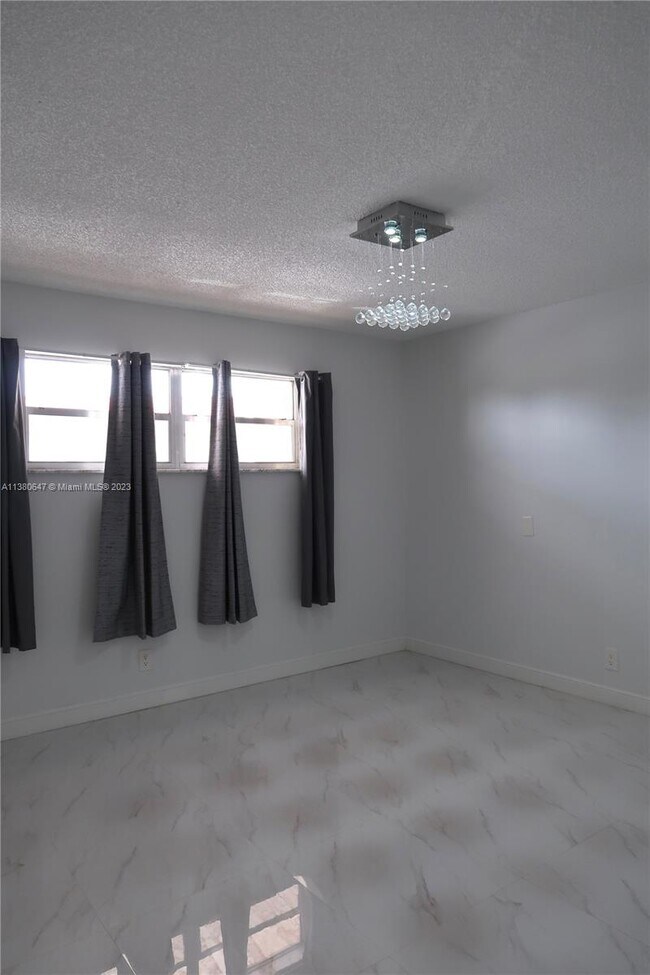 Foto del edificio - 691 S Hollybrook Dr