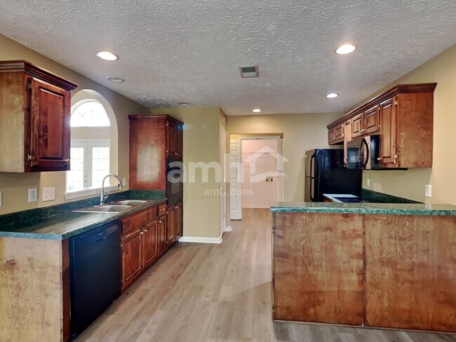 Foto del edificio - 544 Windy Rd