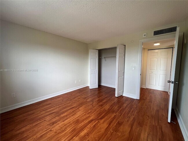 Foto del edificio - 8200 SW 210th St