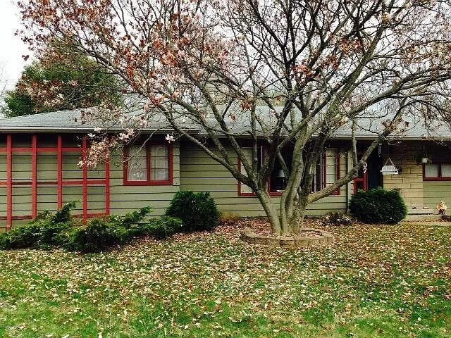 Front yard. - 707 S High St