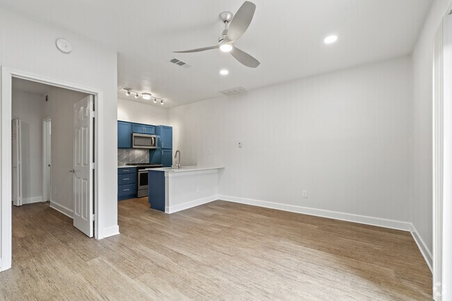 1 habitación, 1 baño - 512 pies cuadrados - Sala de estar - Tramor at the Oaks Apartments