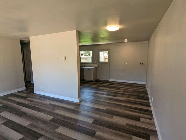 Building Photo - 2-bedroom 1-bathroom duplex