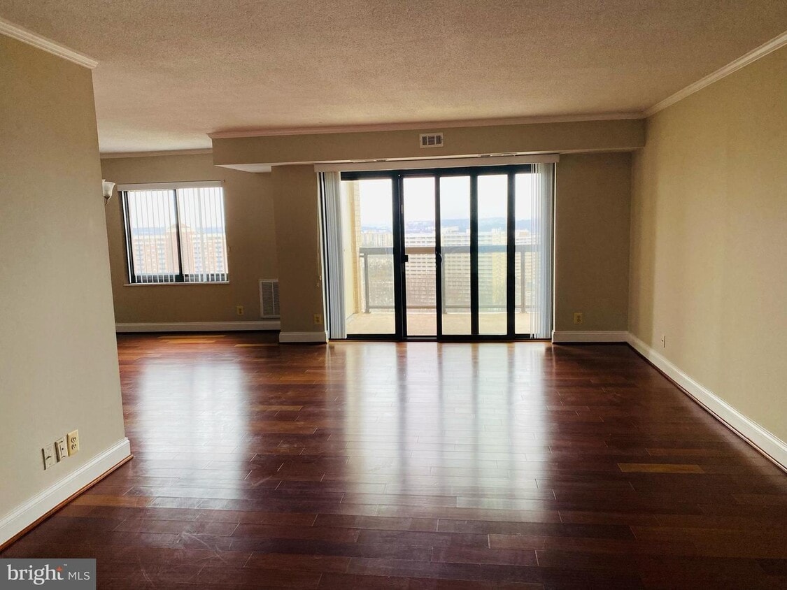 Primary Photo - 205 Yoakum Pkwy