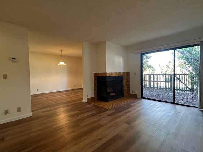 Building Photo - Bright and Spacious 2 Bedroom 2.5 Townhous...