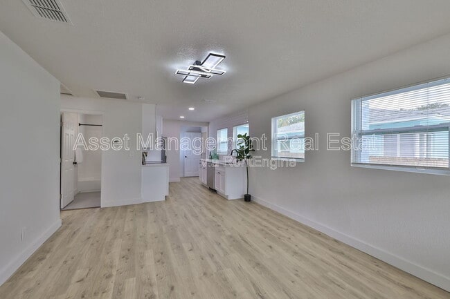 Building Photo - 875 53rd Terrace N