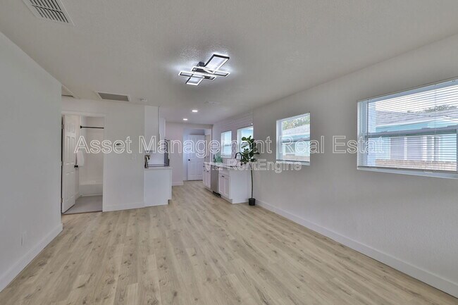 Foto del edificio - 875 53rd Terrace N