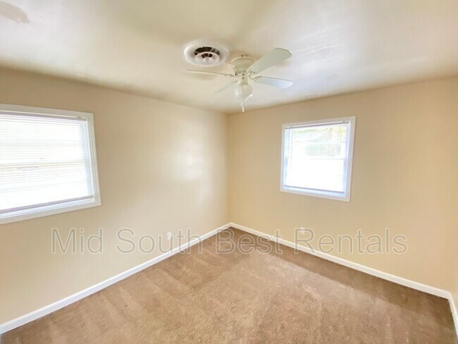 Foto del edificio - 3240 Aden St