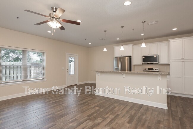 Foto del edificio - 3508 Mossy Oak Villas Cir