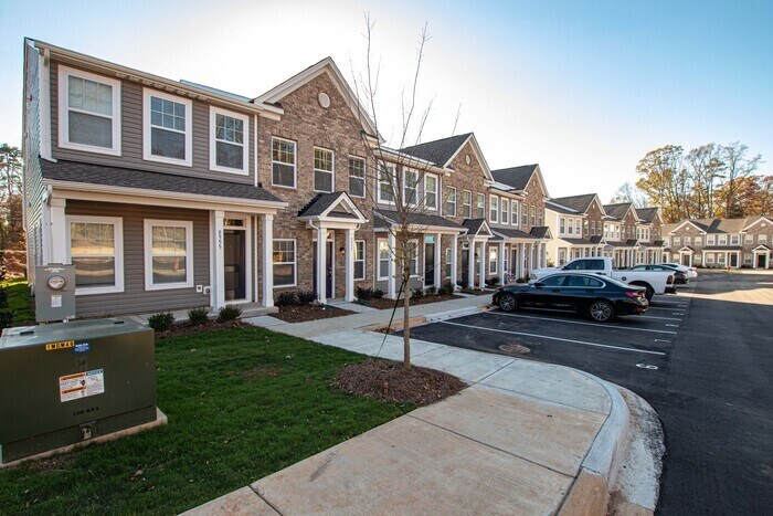 Foto principal - Two bedroom 2 1/2 bath townhome in great l...