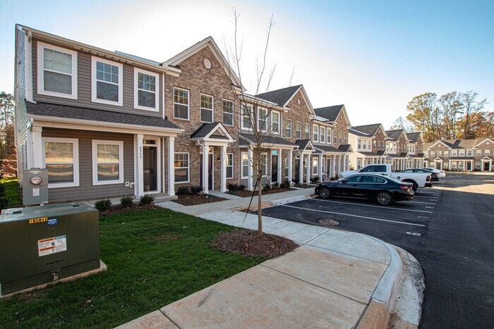 Primary Photo - Two bedroom 2 1/2 bath townhome in great l...