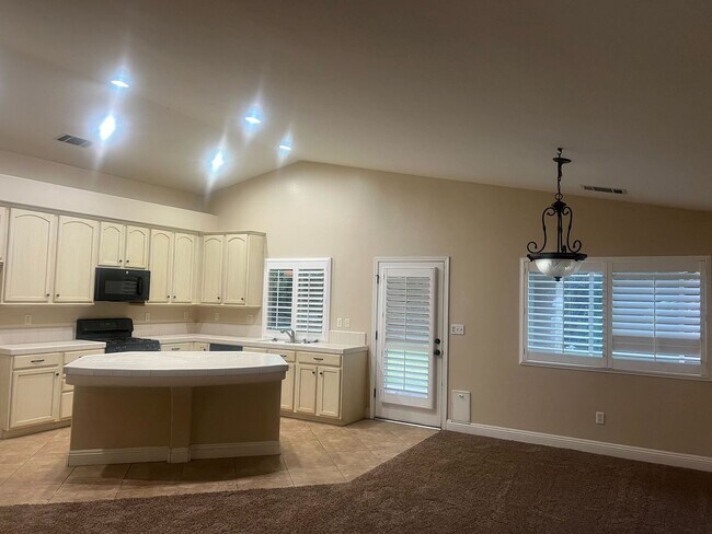 Building Photo - NW Beautiful Home For Rent