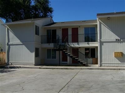 Primary Photo - Oak Street Apartments