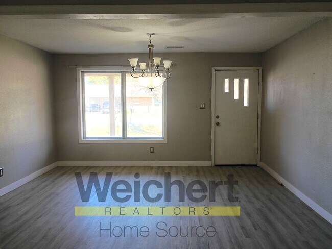 Foto del edificio - Updated 4-Bed Home with Fenced Yard & Carport