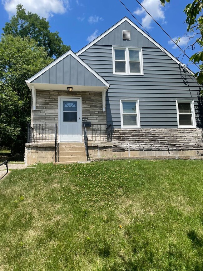 Building Photo - 1902 Ashbrook Dr