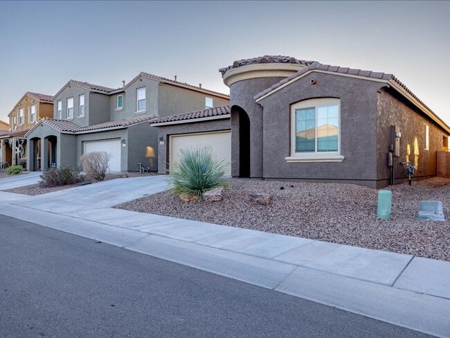 Building Photo - 3 Bedroom 2 Bathroom With community Pool, ...