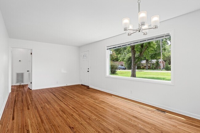 Foto del edificio - 2118 Crystal Dr