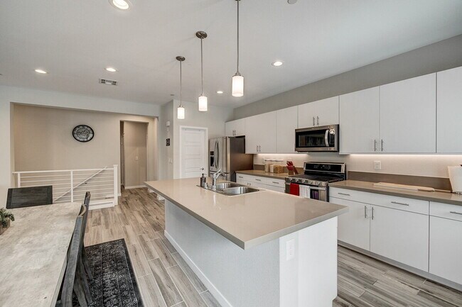 Foto del edificio - Resort-style living in a fully furnished, sleek & modern 2-bdrm unit in Summerlin.